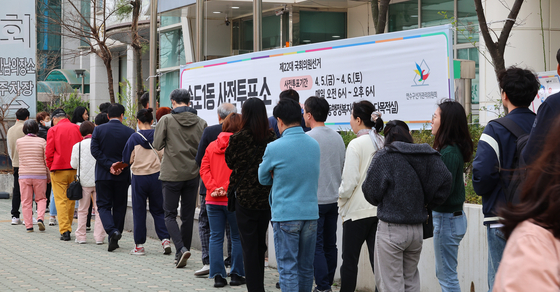 People line up to cast their votes at a polling station at a welfare center in Yeonsu District, Incheon, on Saturday, the second and final day of the early voting period for Wednesday’s general election. [YONHAP]