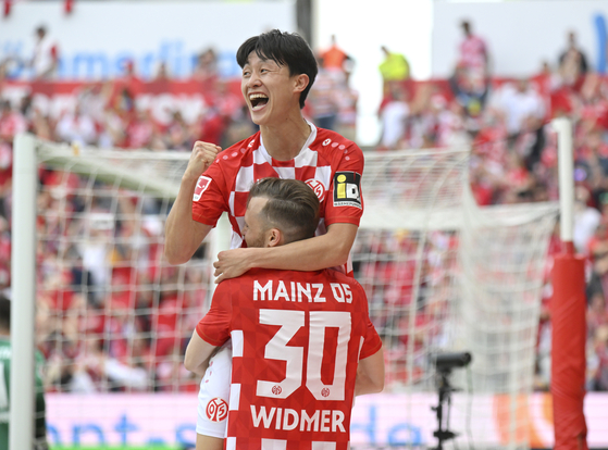 Mainz's Lee Jae-sung celebrates with teammate Silvan Widmer during a Bundesliga match in Mainz, Germany on Saturday.  [AP/YONHAP]