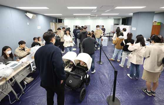 Voters line at a polling station at a community center in Jamsil in Songpa District, southeastern Seoul, on Saturday, the second and final day of the early voting period for Wednesday’s general election. [NEWS1]