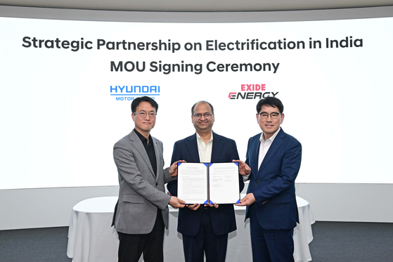 Hyundai Motor and Exide Energy Solutions executives take a photo after signing an agreement to source batteries at the Korean automaker's R&D center in Namyang in Gyeonggi, on Monday. [HYUNDAI MOTOR]
