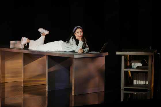  A scene from the ongoing Korean production of the musical "The Last Five Years"  [YONHAP] 