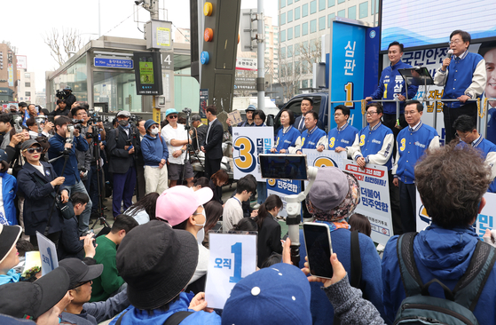 Democratic Party leader Lee Jae-myung, far right, speaks at a campaign rally in Dongjak District, southern Seoul, on Monday. [YONHAP]