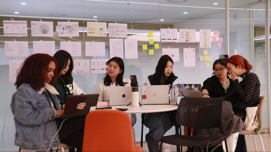 HUAP delegates participate in the Ewha-Harvard Start-up Sprint Camp at the Ewha Startup Open Space at Ewha Womans University in Seodaemun District, western Seoul. [PARK YE-EUN] 
