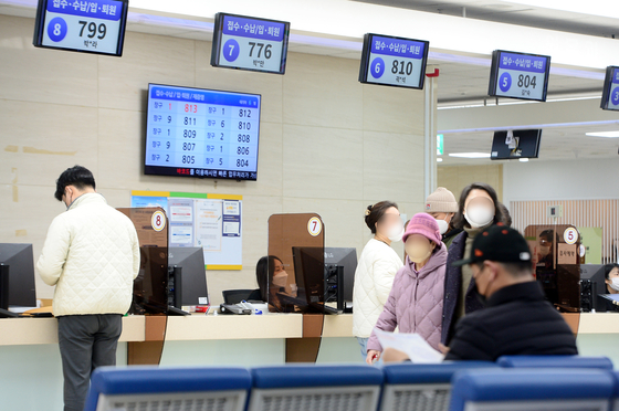 A registration desk at Chonnam National University Hospital in Gwangju is crowded with people on March 7. [NEWS1]