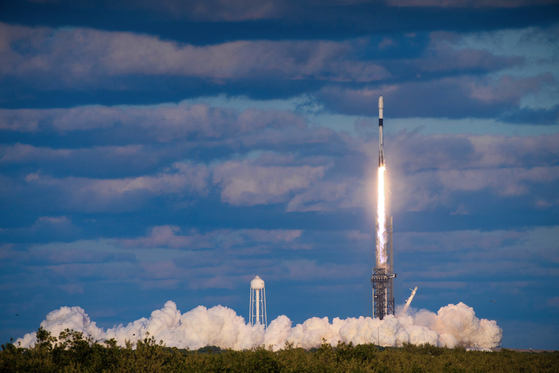 A SpaceX Falcon 9 rocket carrying Korea's second indigenous military spy satellite takes off from John F. Kennedy Space Center on Merritt Island, Florida, on Sunday (local time). [MINISTRY OF NATIONAL DEFENSE]