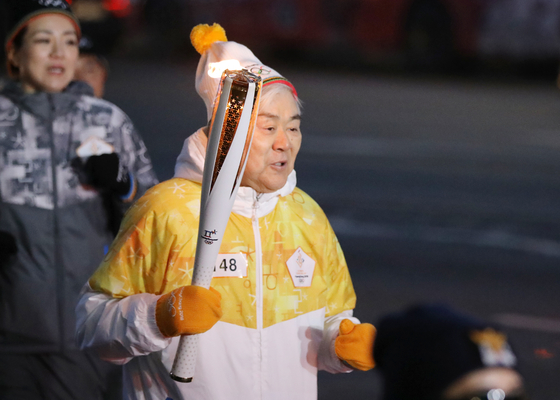 Late Korean Air Chairman Cho Yang-ho participates in the torch relay for the 2018 PyeongChang Winter Olympics in the Gwanghwamun area of central Seoul on Jan. 13, 2018. [NEWS1]