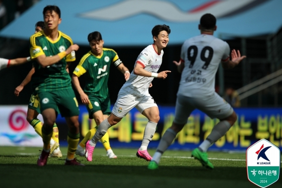 Gangwon FC defeats Jeonbuk Hyundai Motors 3-2 at Jeonju World Cup Stadium in Jeonju, North Jeolla on Sunday. [K LEAGUE]