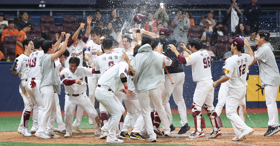 The Kiwoom Heroes celebrate after Kim Hye-seong hit a walk-off home run at the bottom of the 11th in a KBO game against the Hanwha Eagles at Gocheok Sky Dome in western Seoul on Sunday. Kim went deep twice in the 4-3 win.  [YONHAP]
