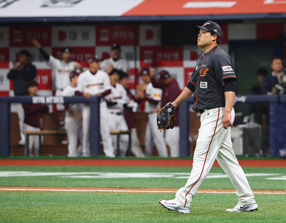 Hanwha Eagles starter Ryu Hyun-jin reacts after a run is scored in the fifth inning of a game between the Eagles and Kiwoom Heroes at Gocheok Sky Dome in western Seoul on Friday.  [YONHAP]