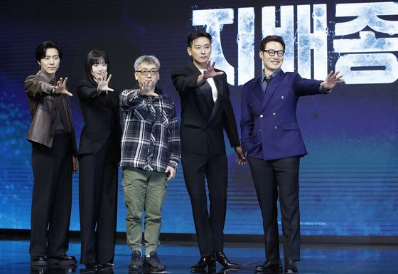 Cast and crew of "Blood Free" pose for photos during a press conference for the show at Conrad Seoul in Yeongdeungpo District, western Seoul, on Monday. From left: Lee Moo-saeng, Han Hyo-joo, Park Cheol-hwan, Ju Ji-hoon and Lee Hee-joon. [NEWS1]