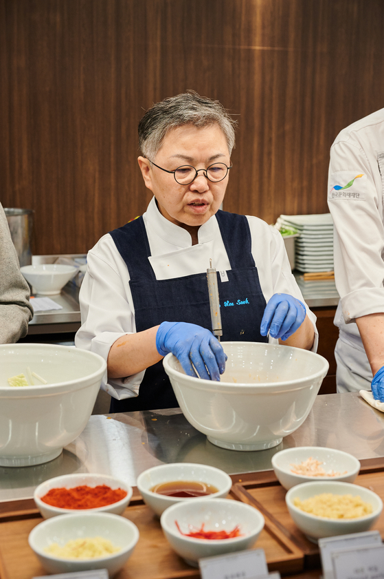 Chef Cho Hee-sook makes kimchi during the “Kimchi, Jang and Traditional Liquor: Fermentation of Hansik” workshop. [KOREA FOOD PROMOTION INSTITUTE]