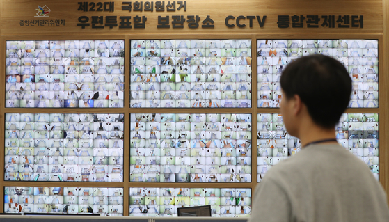 An official monitors real-time surveillance camera footage showing how early voters' ballots are stored on Sunday at a situation room at the National Election Commission at Gwacheon Government Complex in Gyeonggi. [NEWS1]