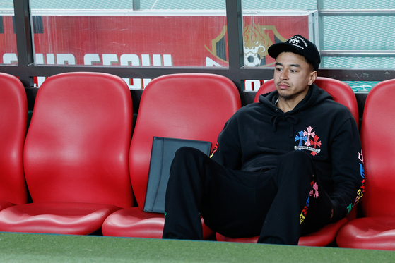 FC Seoul midfielder Jesse Lingard watches a K League match against Gimcheon Sangmu from the bench at Seoul World Cup Stadium in western Seoul on April 3. [NEWS1] 