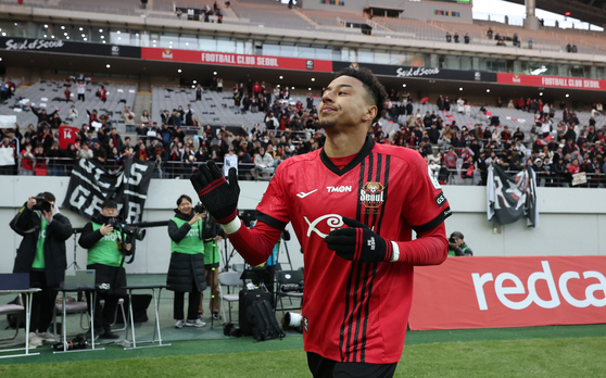 FC Seoul midfielder Jesse Lingard waves to fans after a K League 1 match against Incheon United at Seoul World Cup Stadium in western Seoul on March 10. [YONHAP] 
