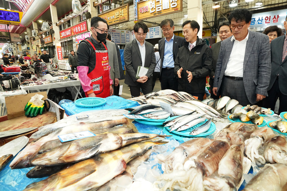 Vice Oceans Minister Song Myeong-dal, fourth from left, inspects price of marine products in a traditional market in Chungju, North Chungcheong, on Tuesday. [YONHAP] 