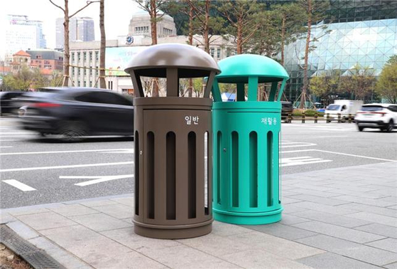 Newly designed trash cans are installed near the Seoul City Hall. [SEOUL METROPOLITAN GOVERNMENT]