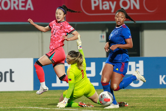 Korea's Choe Yu-ri breaks through the Philippines' defense during the first half of the match against the Philippines at Icheon Sports Complex in Icheon, Gyeonggi on Monday. [NEWS1]