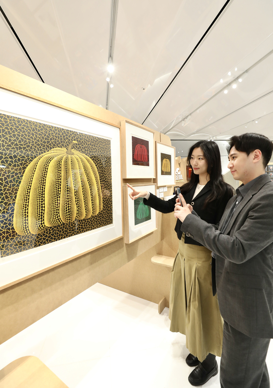 Customers enjoy exhibitions at the "Art To Go" event at The Hyundai Seoul in Yeouido, western Seoul, on Tuesday. [HYUNDAI DEPARTMENT STORE]