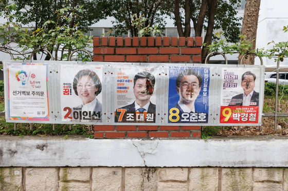 Posters of three Daegu Suseong-B constituency candidates were found burnt and damaged in Suseong District on Monday. [OH JUN-HO] 