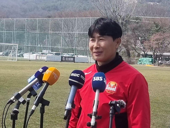 FC Seoul manager Kim Gi-dong speaks to reporters on the sidelines of training at the GS Champions Park in Guri, Gyeonggi on March 23. [YONHAP] 