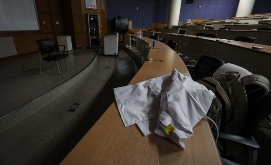 A classroom at a medical school in Daegu is vacant on March 25 as students refuse to participate in courses to protest against the government's decision to add admission seats in medical colleges. [YONHAP] 