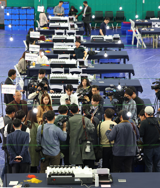 Reporters gather at a vote tallying station set up inside a gymnasium in Yeongdeungpo District, western Seoul, on Tuesday afternoon as election officials demonstrate how ballots will be counted. [YONHAP]