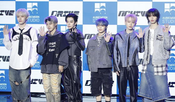Rookie boy band Nchive poses for photos during a showcase held at the Ilchi Art Hall in southern Seoul on Tuesday. [NEWS1]