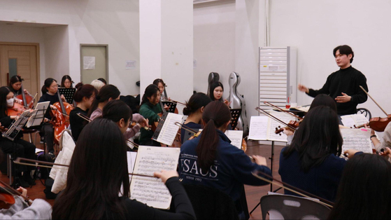 Members of amateur orchestra club, Esaos, practice Brahms’ pieces for a freshmen welcome concert. [PARK YE-EUN]