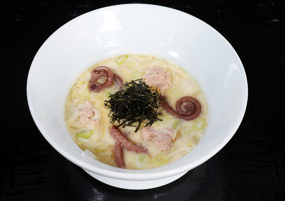 Nakji, or mini octopus, porridge served at Cho Hee suk's now-closed Hansikgonggan in central Seoul [JOONGANG PHOTO]