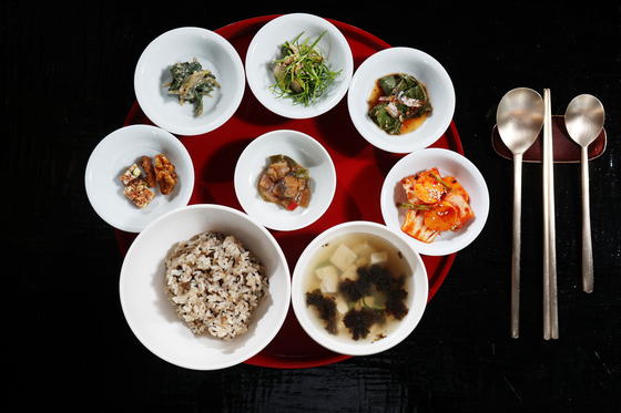 Bansang, otherwise known as a traditional Korean table-setting, with rice, soup and side dishes, served at Cho Hee suk's now-closed Hansikgonggan in central Seoul [JOONGANG PHOTO]