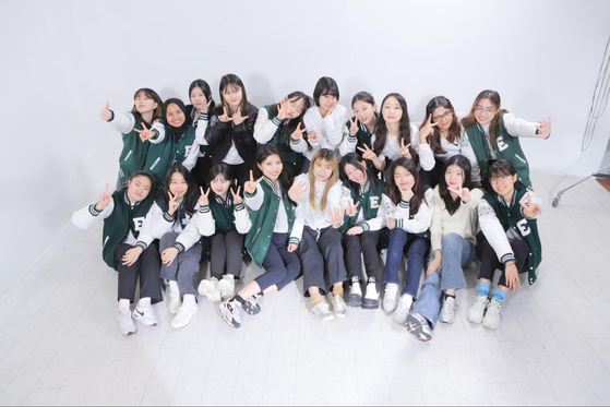 DAE members pose for a group photo. [IRIS KIM] 