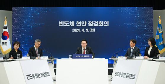 President Yoon Suk Yeol speaks about the government's investment plan on AI semiconductors in a meeting on Tuesday in Seoul. [NEWS1]