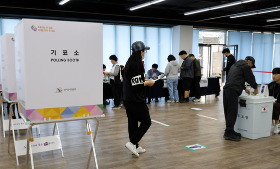 Voters cast their vote for the April 10 general election at a voting site in Gwangju on Wednesday. [YONHAP]