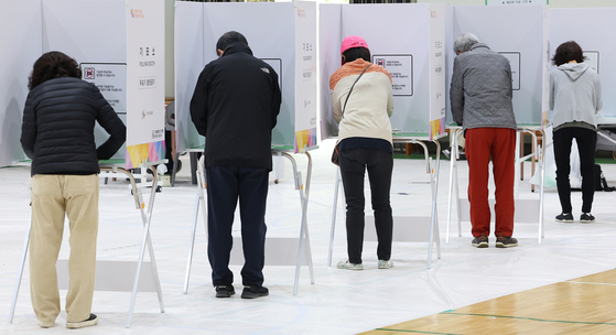Voters cast their ballots at a polling station in Sangdo-dong in Dongjak District, southern Seoul, on Wednesday. [YONHAP]