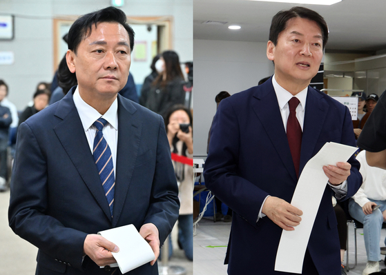 Liberal Democratic Party candidate Lee Kwang-jae, left, and conservative People Power Party candidate Ahn Cheol-soo cast their ballots during the early voting period on April 5 in Bundang District, Seongnam in Gyeonggi. [NEWS1]
