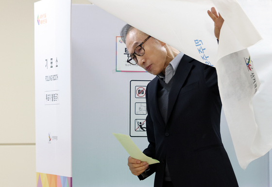 Former President Lee Myung-bak casts his vote at a polling site in Gangnam District, southern Seoul, Wednesday morning. [JOINT PRESS CORPS] 