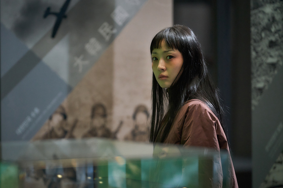 A still from Netflix's ″Parasyte: The Grey.″ Jeon So-nee, shown here, stars as protagonist Su-in and her parasitic inhabitant Heidi. [NETFLIX]