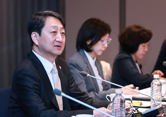 Industry Minister Ahn Duk-geun speaks at a meeting on April 5 in Gangnam District, southern Seoul. [YONHAP]