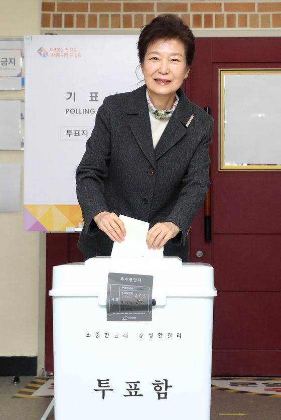 Former President Park Geun-hye casts her ballot at a polling station at an elementary school in Dalseong County, Daegu, Wednesday morning. 
