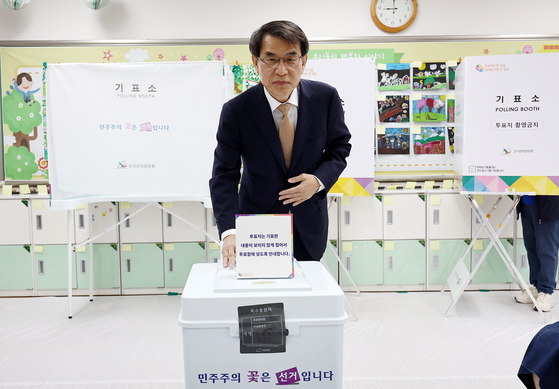 Roh Tae-ak, head of the National Election Commission, casts his ballot at a polling station at an elementary school in Bangbaebon-dong in Seocho District, southern Seoul, Wednesday morning. [NEWS1]