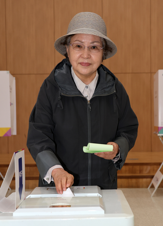 Kwon Yang-sook, widow of late President Roh Moo-hyun, casts her vote at a polling site in Gimhae, South Gyeongsang, Wednesday morning. [YONHAP] 