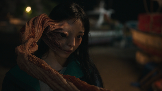 A still from Netflix's ″Parasyte: The Grey.″ Jeon So-nee, shown here, stars as protagonist Su-in and her parasitic inhabitant Heidi. [NETFLIX]