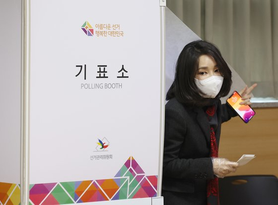First lady Kim Keon Hee in March 2022 casts her ballot at a polling station in southern Seoul for the 2022 presidential election. [YONHAP]