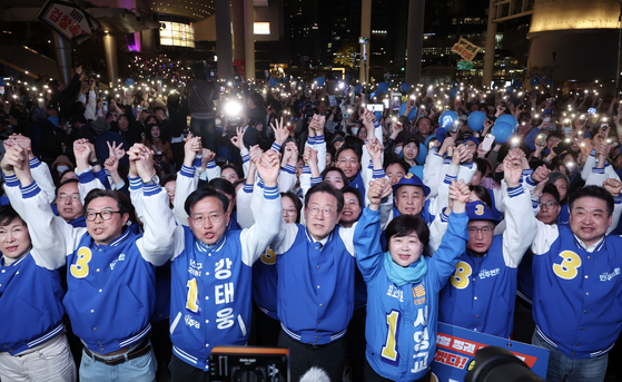 Democratic Party Chairman Lee Jae-myung and other candidates hold a final campaign rally in front of Yongsan Station in central Seoul, Tuesday, on the eve of the parliamentary elections. [JOINT PRESS CORPS]
