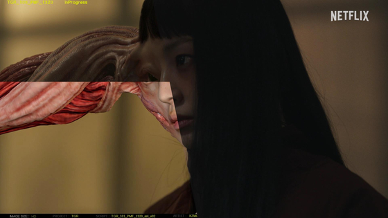 A still from behind the scenes of Netflix's ″Parasyte: The Grey.″ Jeon So-nee, shown here, stars as protagonist Su-in and her parasitic inhabitant Heidi. The tentacles protruding from Jeon's face were created with visual effects. [NETFLIX]