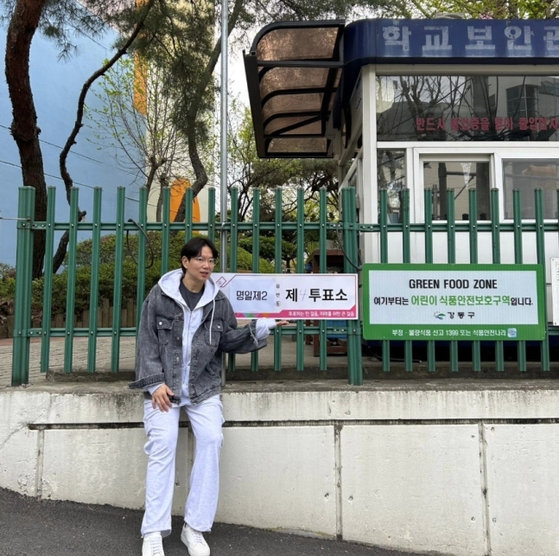 Jang Sung-kyu, TV personality and former newscaster, posted a picture of himself in front of a voting booth with the caption "To whoever is elected, please make Gangdong District a more healthy and happy neighborhood~~" and with the Korean hashtags "22nd General Election" and "Finished voting." [SCREEN CAPTURE]