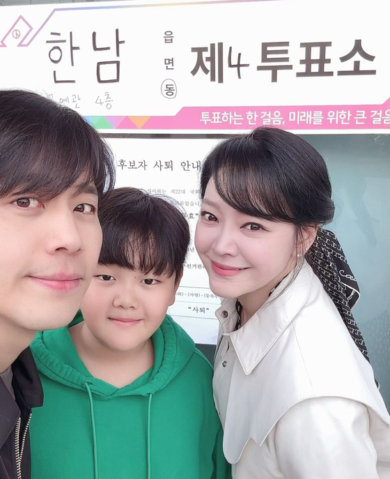 Musical theater couple Kim So-hyun and Son Jun-ho visit the poll station with their 12-year-old son Son Ju-an in the morning. Kim posted about it on Instagram, writing, ″Teaching my son the importance of voting.″ [SCREEN CAPTURE]