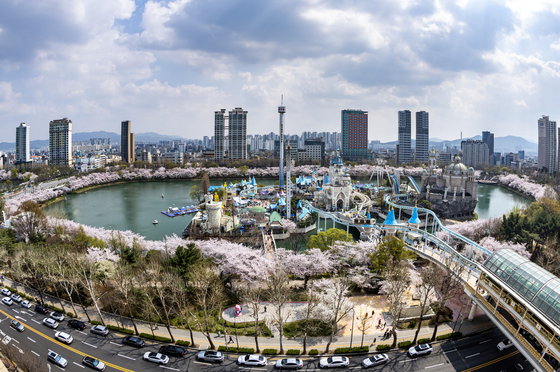 Seokchon Lake in Songpa District, southern Seoul, is surrounded by a strip of cherry blossom trees in bloom on April 5. [JOONGANG ILBO]