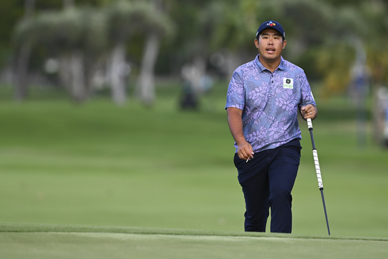 An Byeong-hun at the ninth green during the second round of Sony Open in Hawaii at Waialae Country Club in Honolulu, Hawaii on Jan. 12.  [GETTY IMAGES]