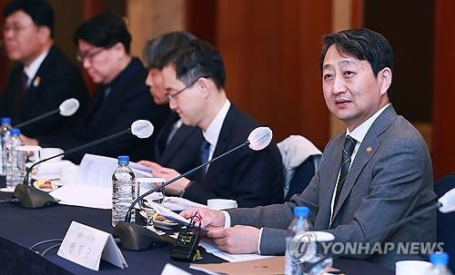 Industry Minister Ahn Duk-geun on the far right [YONHAP]